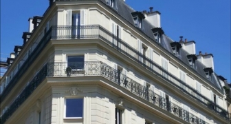 Bureau très lumineux de 15m2 à louer en partage à Paris 9ème entre les deux Palais disponibilité immédiate 
